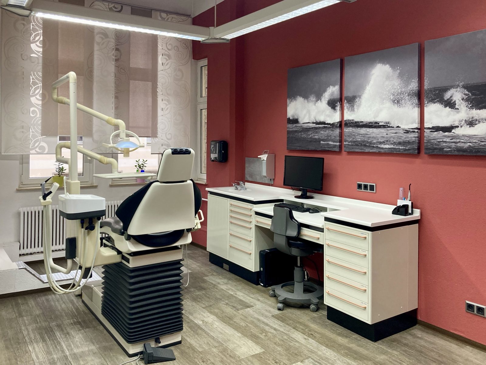 Modernes Behandlungszimmer der Praxis Dr. Weihe